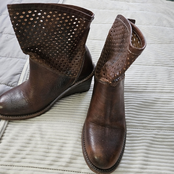 BED STU COBBLER Series Brown perforated ankle wedge boots. Size 7 - Picture 2 of 11